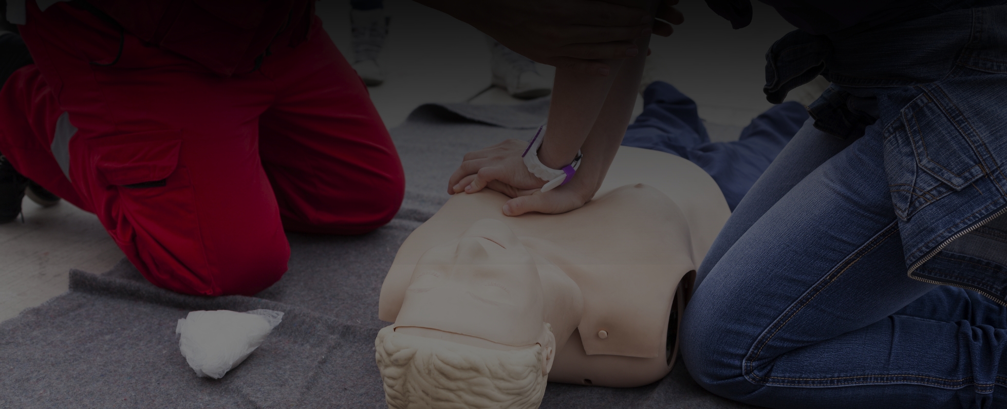 Massage cardiaque sur un mannequin pendant une formation secourisme